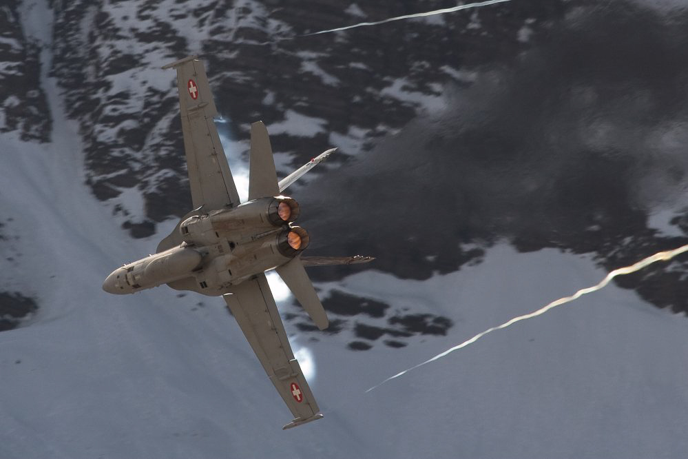 Axalp08 - ©MD - 045 - Übungsschiessen mit 4 Hornets am Vormittag