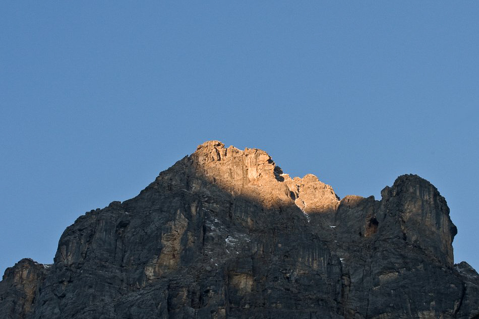 Claridenhütte - ©MD - 005 - Die ersten Sonnenstrahlen am Zuetribistock