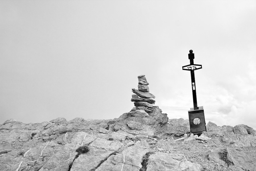 Froni-Schilt - 012 - Schräges Gipfelkreuz auf dem Schilt - vielleicht wegen der Zuger Kirschtorte