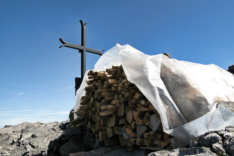 Vorderglärnisch - 011 - Auf dem Gipfel - Holz vor der Hüttn fürs Höhenfeuer