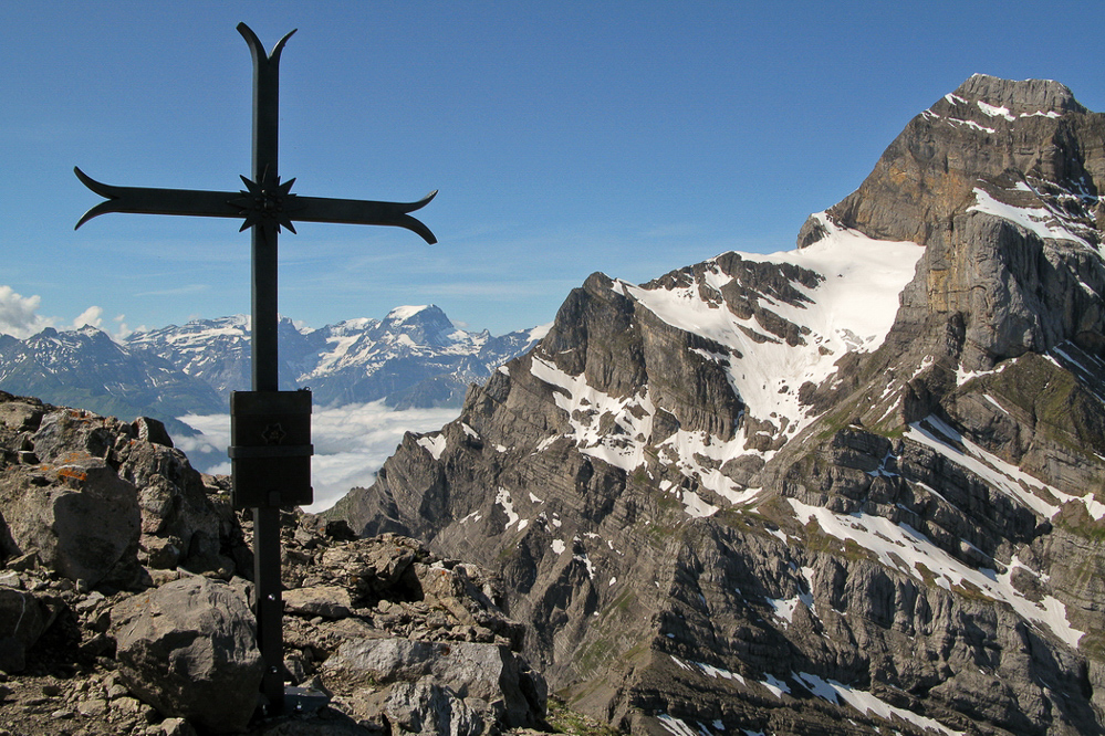 Glaernisch - 013 - Gipfelkreuz mit Tödi und Vrenelisgärtli