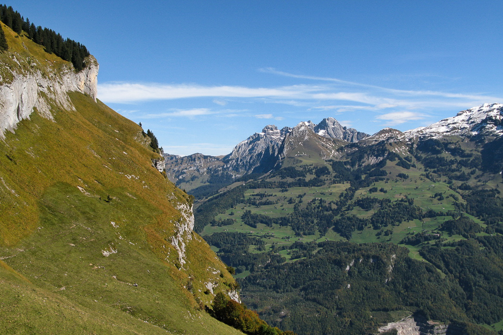 Kunterbunt - 020 - Wanderung zum Trosegg - Von Links - Trosegg - Felswand - Auernhorn - Abgrund