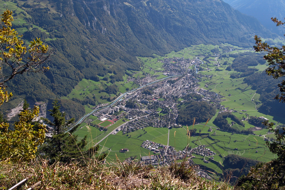 Kunterbunt - 021 - Wanderung zum Trosegg - Tiefblick nach Glarus