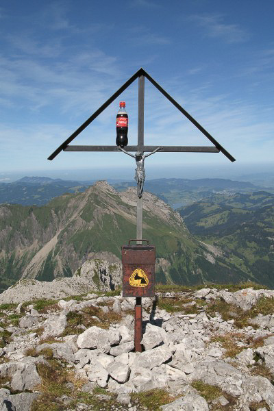 Mutteristock - 014 - Gipfelkreuz richten damit das Gipfelgoggi nicht herunter fällt