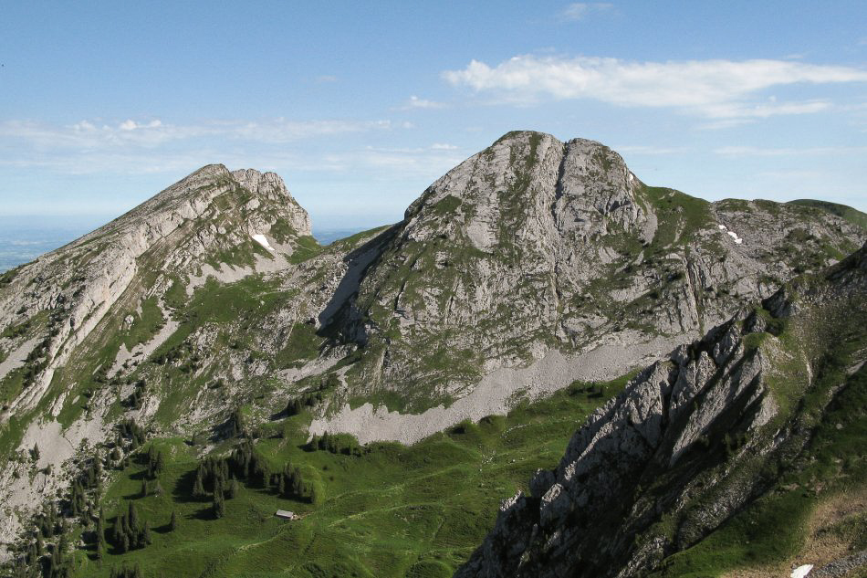 Wägital - 007 - links Schiberg - rechts Plattenberg - unten Abstiegsziel Alphütte Hohfläschenmatt