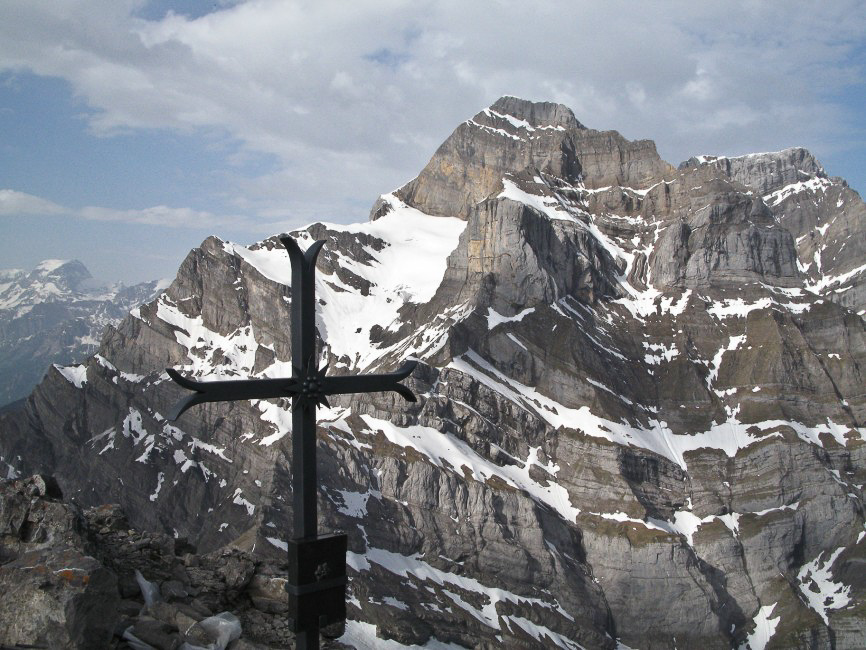 035 - Glärnisch -- Gipfelkreuz - Im HG das Vrenelisgärtli