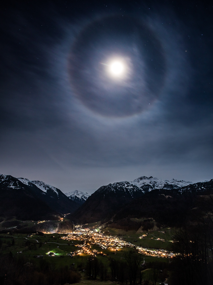 2024-004 - Mondhalo ueber Schwanden