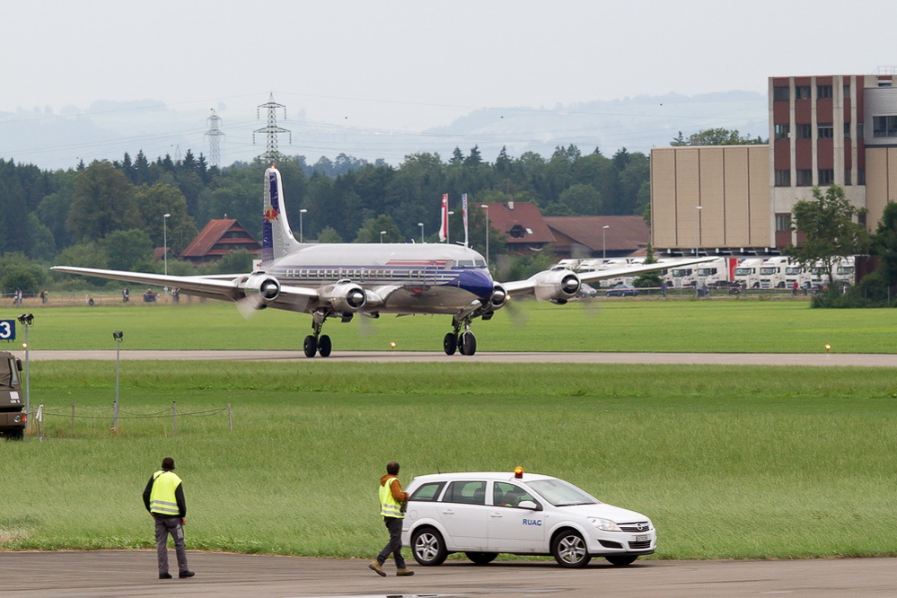 Emmen - 389 - Start RedBull DC-6