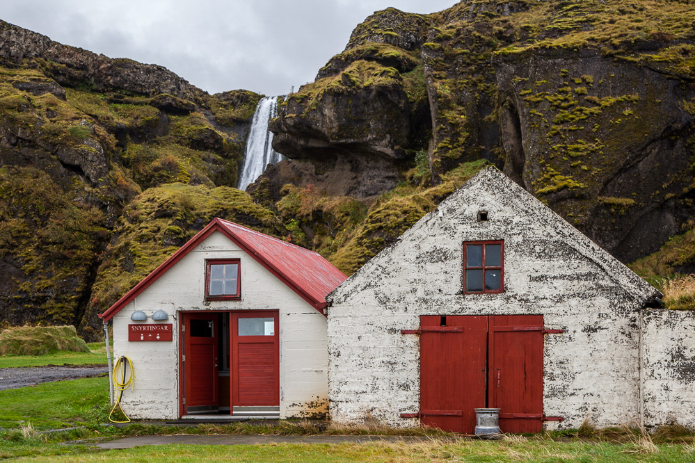 155_island_22-09_Steinhaus beim Seljalandsfoss