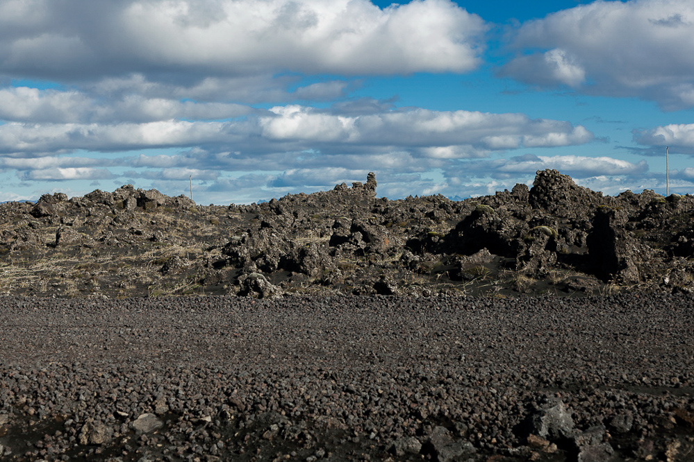 293_island_23-09_Strasse durchs Lavafeld