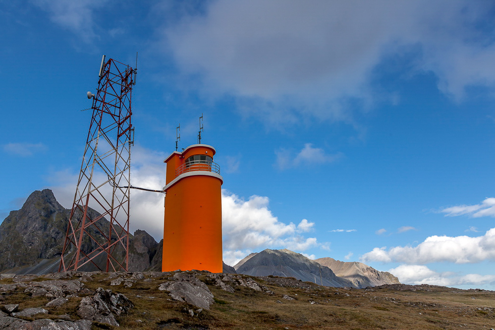 535_island_25-09_Leuchtturm und Antenne von Hvalnes