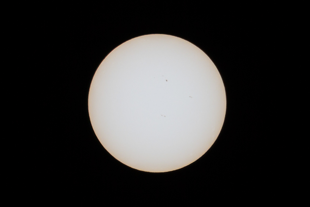 warm-2025_003_Soonne mit Sonnenflecken